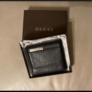 GUCCI Men’s Wallet/ Metal Bar Guccissima Leather Bi-fold Black Wallet.